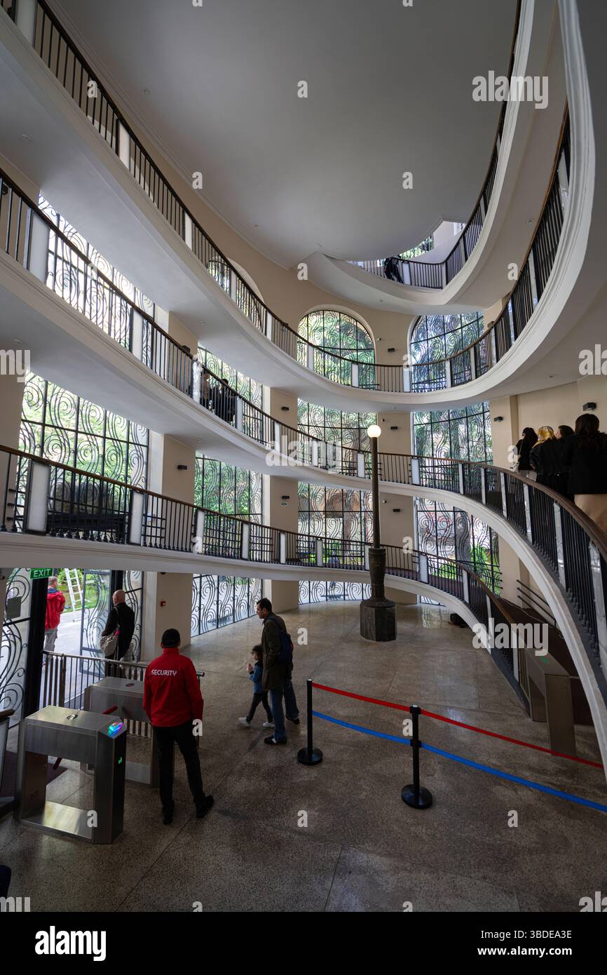 Tbilisi, Georgia. 17 maggio 2025. Vista interna della stazione inferiore della funivia Rustaveli Mtatsminda nel centro della città Foto Stock