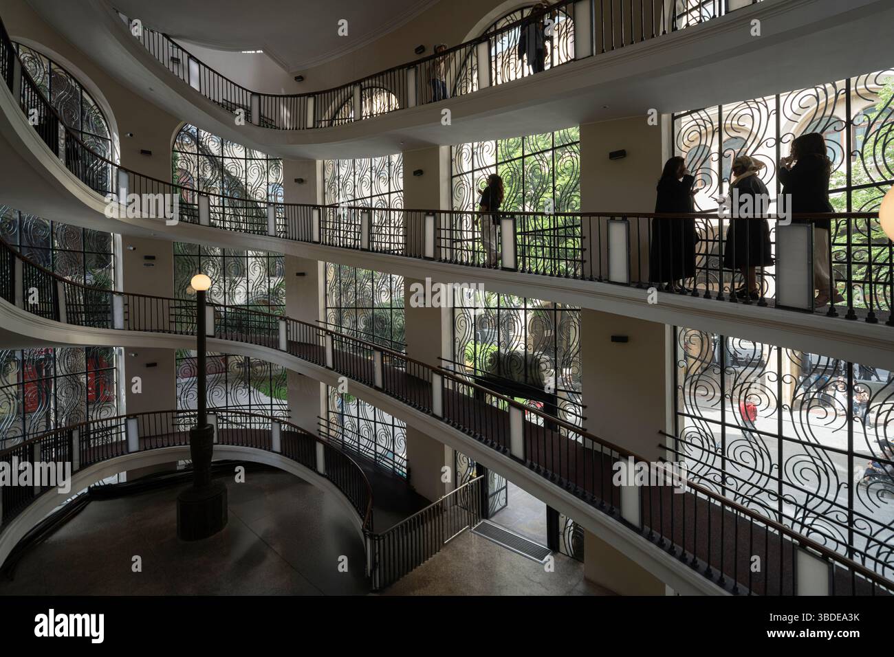Tbilisi, Georgia. 17 maggio 2025. Vista interna della stazione inferiore della funivia Rustaveli Mtatsminda nel centro della città Foto Stock