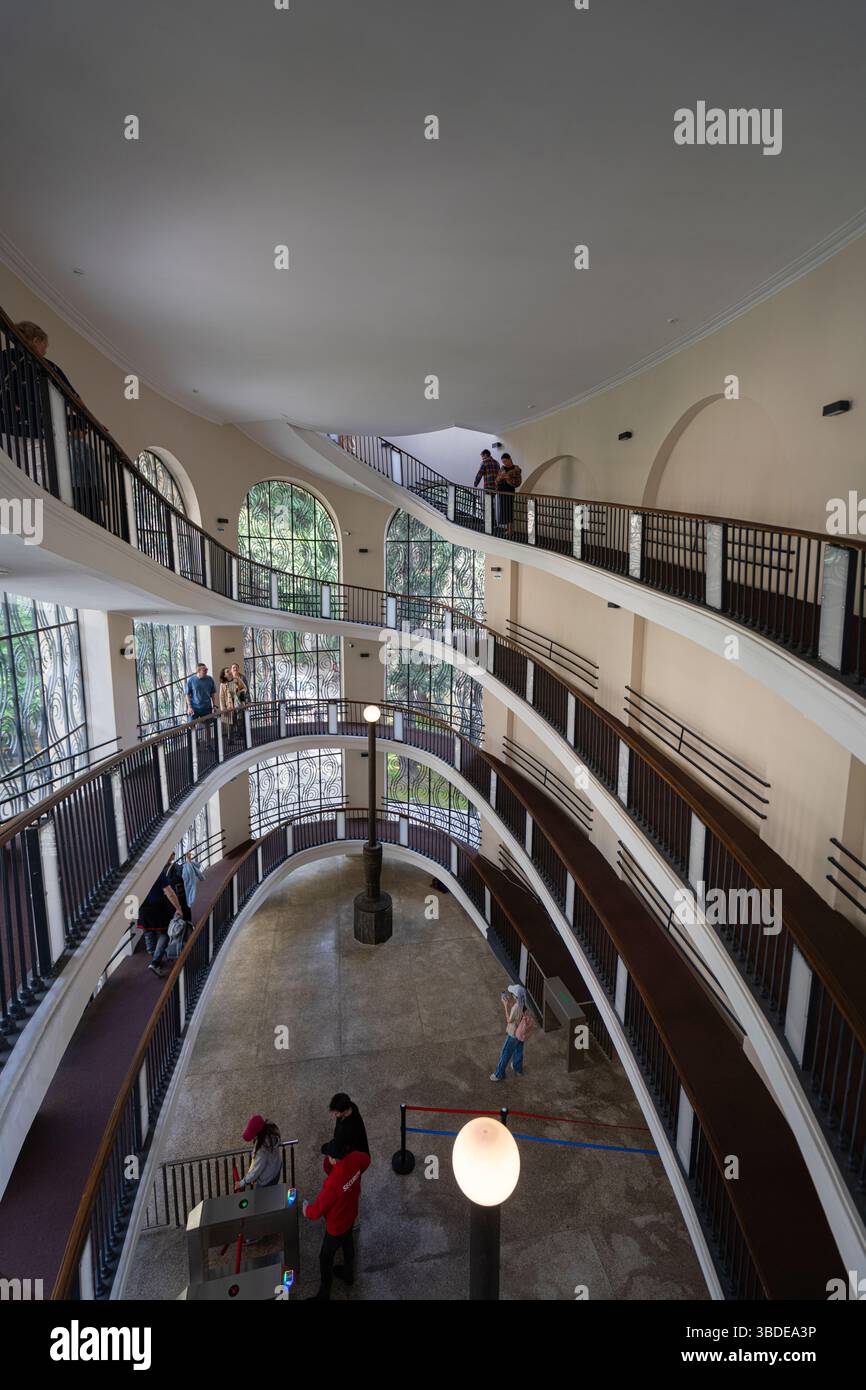 Tbilisi, Georgia. 17 maggio 2025. Vista interna della stazione inferiore della funivia Rustaveli Mtatsminda nel centro della città Foto Stock