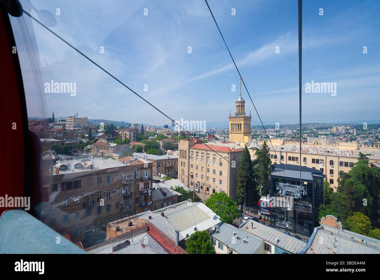 Tbilisi, Georgia. 17 maggio 2025. Vista panoramica della città dalla cabina della funivia Rustaveli-Mtatsminda Foto Stock