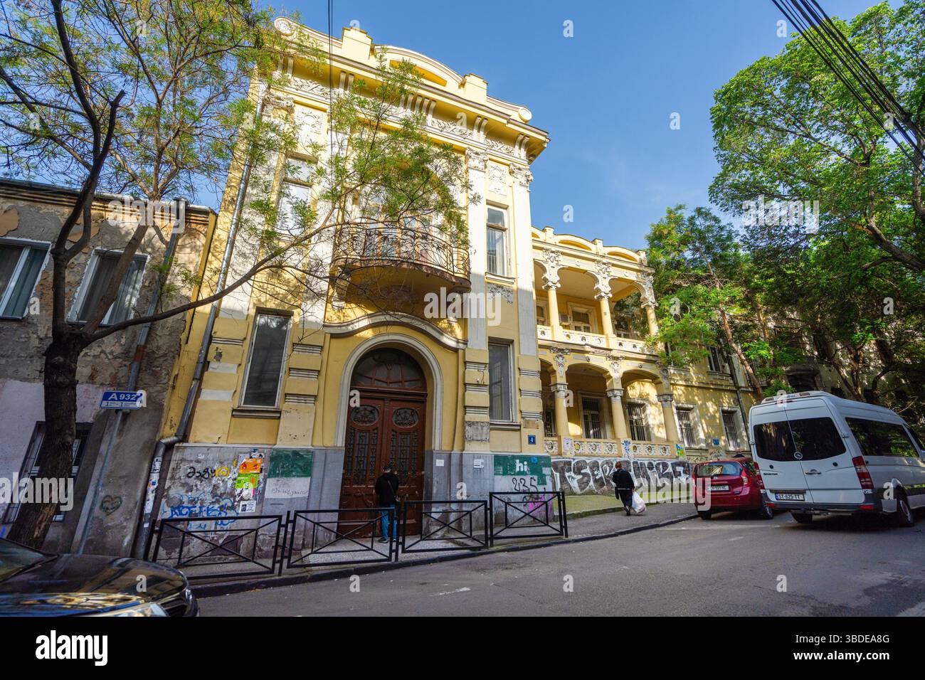 Tbilisi, Georgia. 17 maggio 2025. L'architettura della Scuola pubblica numero 50 il centro della città Foto Stock