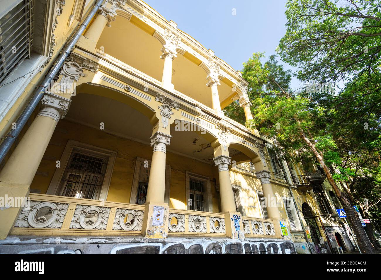 Tbilisi, Georgia. 17 maggio 2025. L'architettura della Scuola pubblica numero 50 il centro della città Foto Stock