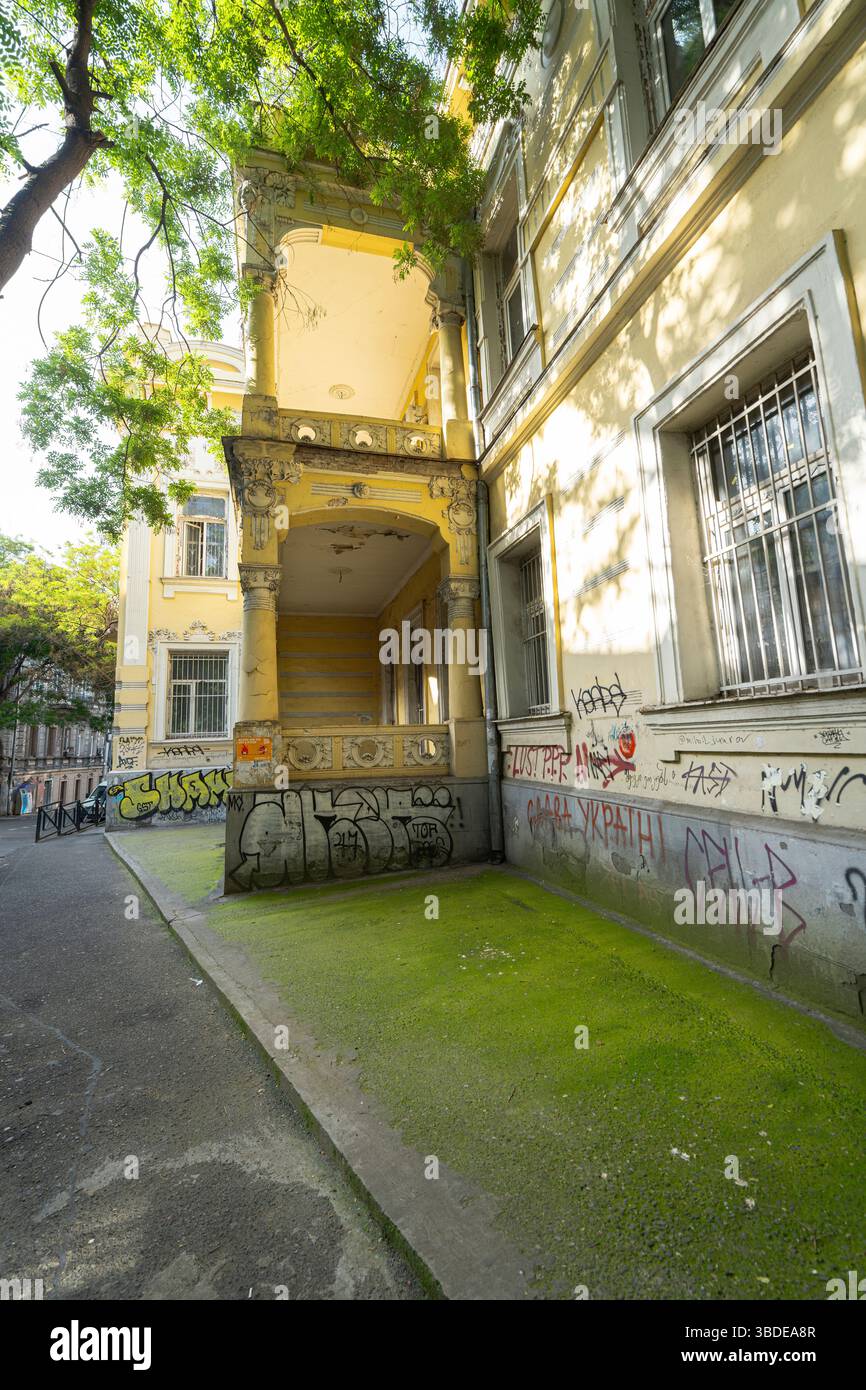 Tbilisi, Georgia. 17 maggio 2025. L'architettura della Scuola pubblica numero 50 il centro della città Foto Stock