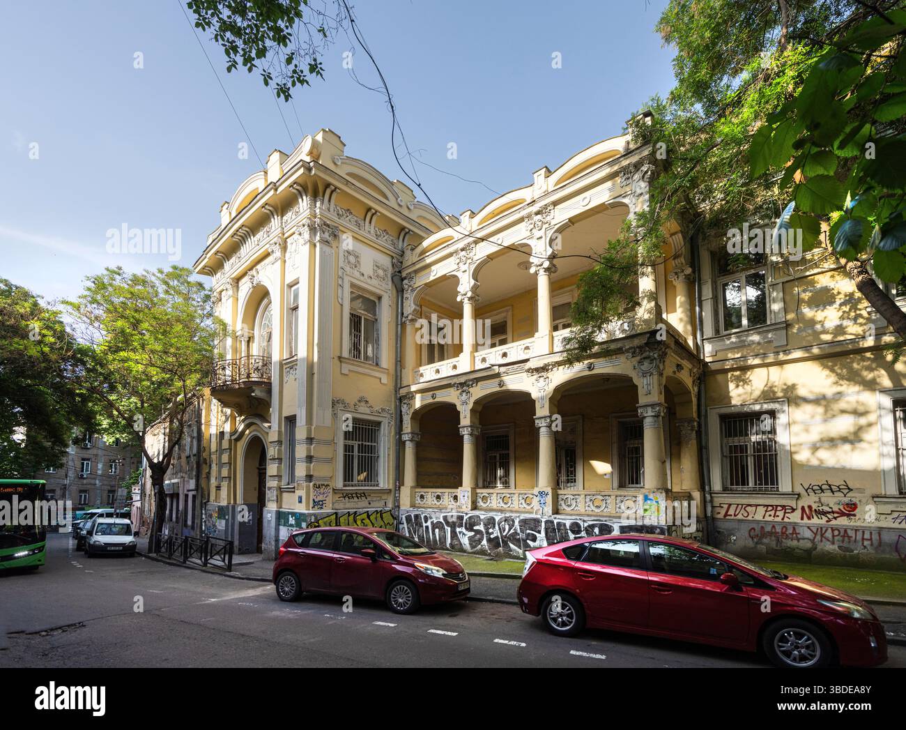 Tbilisi, Georgia. 17 maggio 2025. L'architettura della Scuola pubblica numero 50 il centro della città Foto Stock