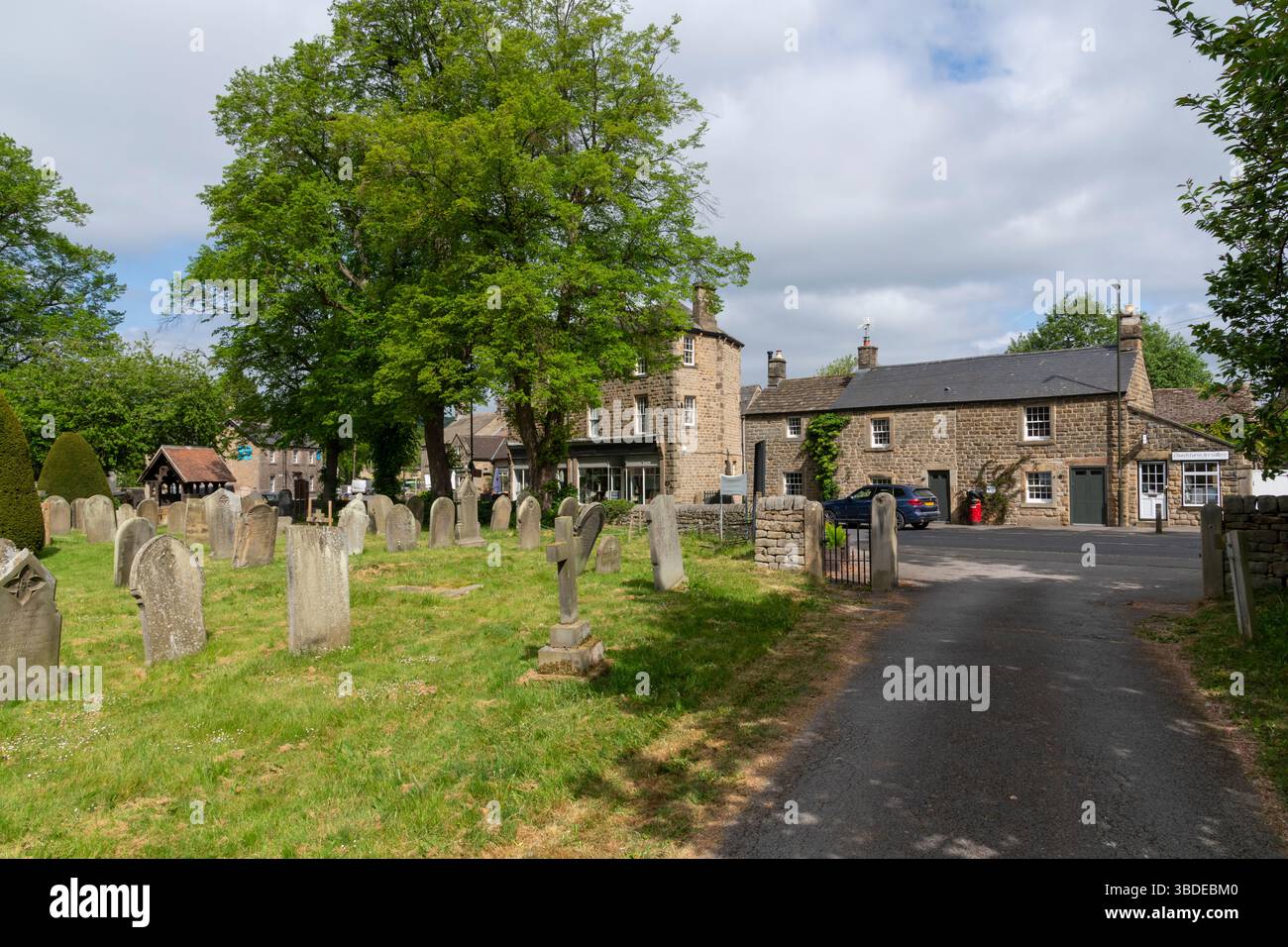 Il villaggio di Baslow nel Peak District, Derbyshire, Inghilterra. Foto Stock