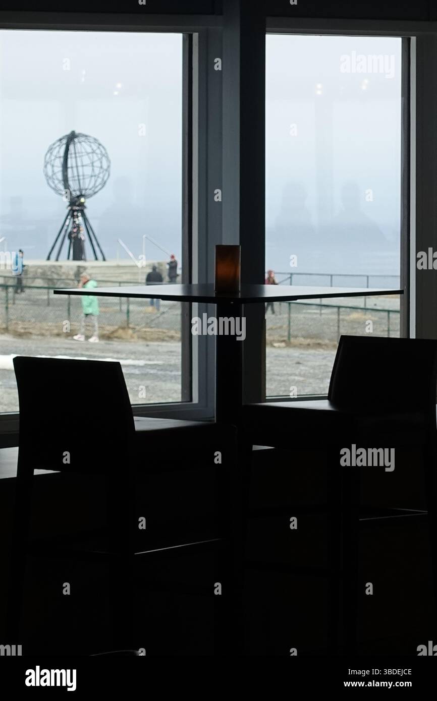 Un caffè presso il centro di accoglienza visitatori di Capo Nord in Norvegia, il punto più settentrionale d'Europa, raggiungibile in auto Foto Stock