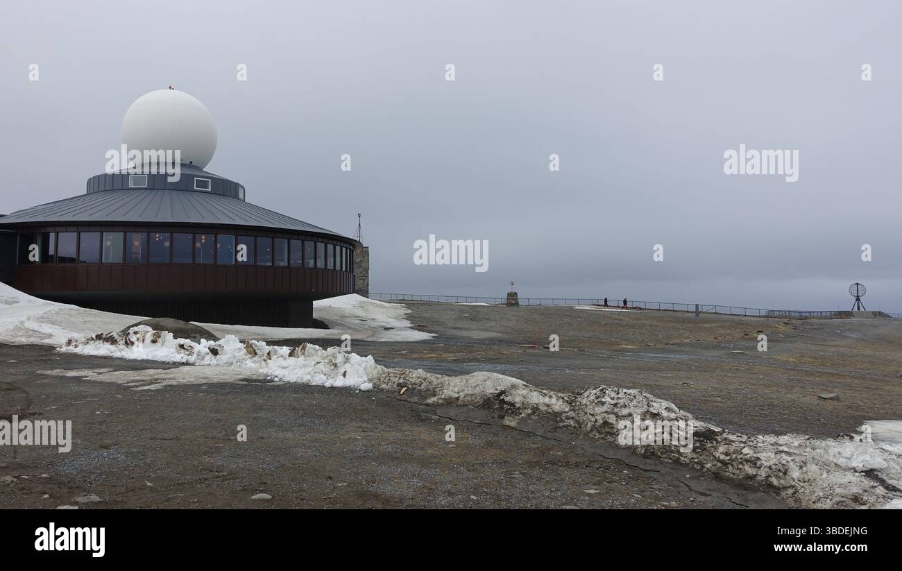 Il centro di accoglienza per i visitatori a North Cape in Norvegia, il punto più settentrionale d'Europa, raggiungibile in auto Foto Stock
