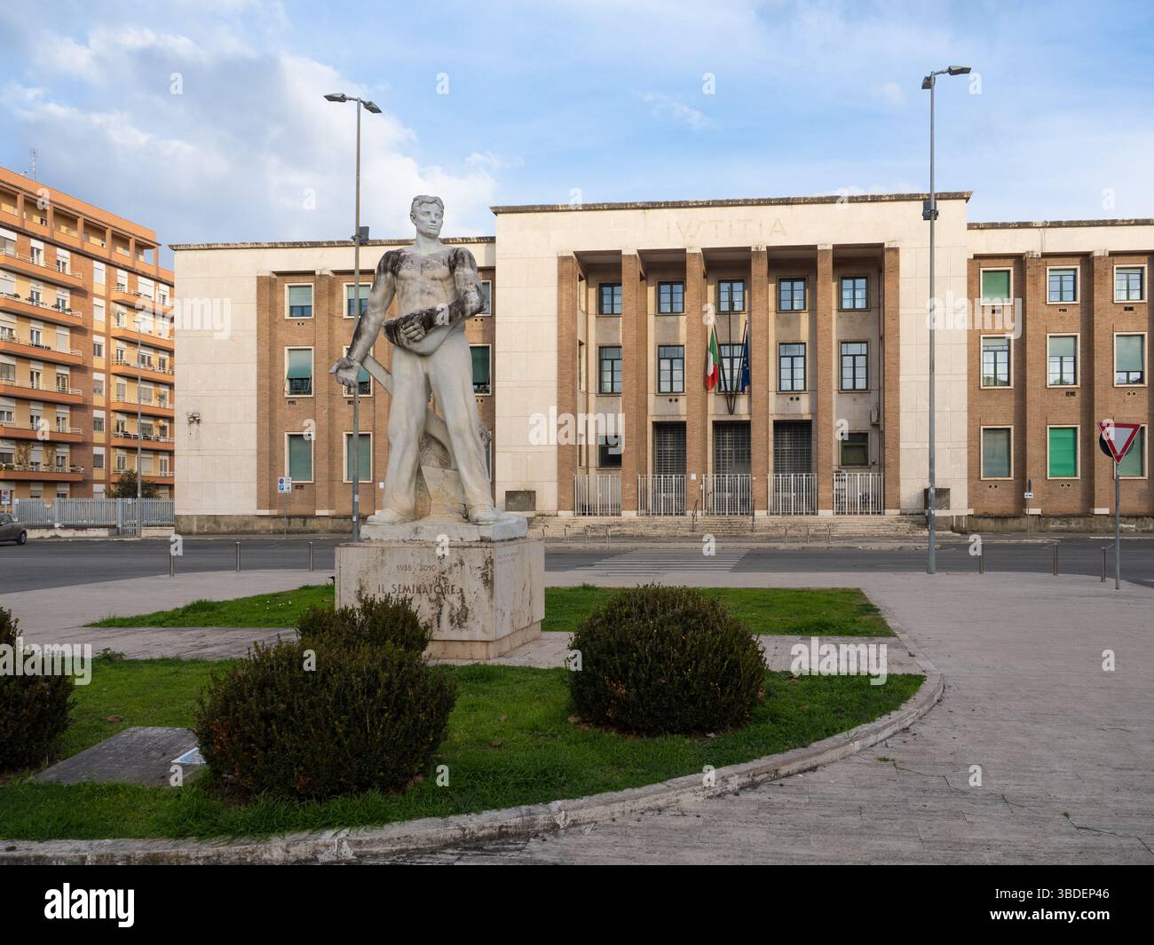 Palazzo della Questura a Latina, un edificio degli anni '30 in stile architettonico fascista, Italia Foto Stock