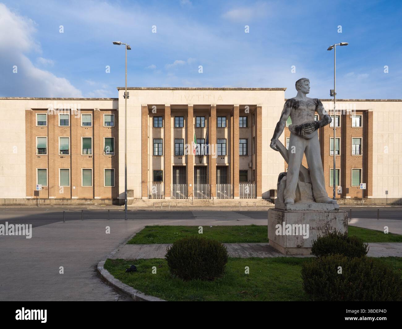Palazzo della Questura a Latina, un edificio degli anni '30 in stile architettonico fascista, Italia Foto Stock