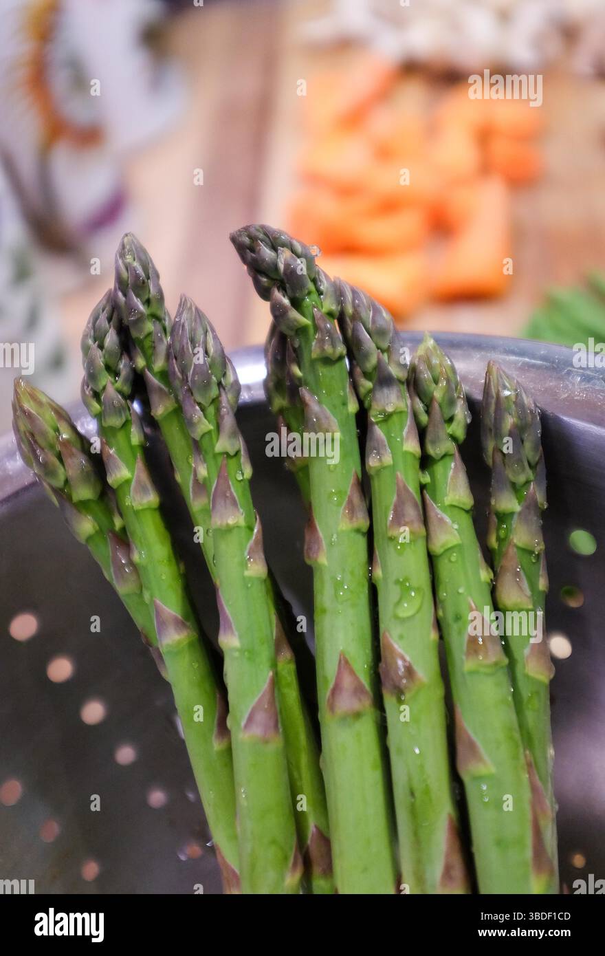 Preparazione del lavaggio e della cottura di asparagi freschi in una vaporiera UK Foto Stock
