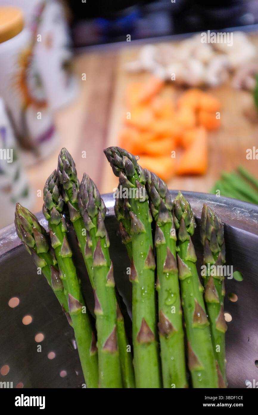 Preparazione del lavaggio e della cottura di asparagi freschi in una vaporiera UK Foto Stock
