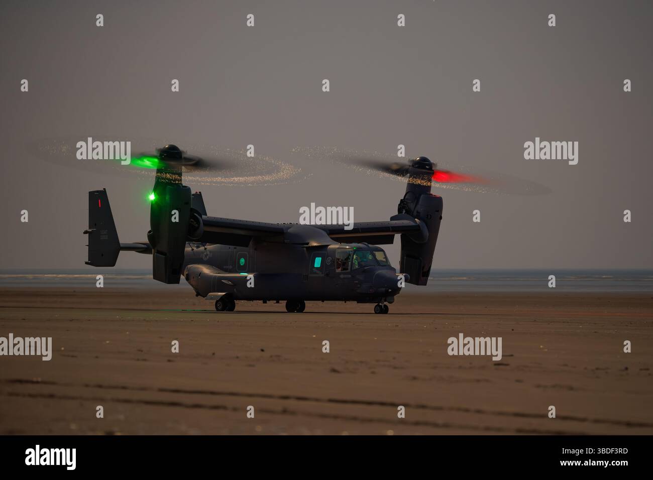 USAF V-22 Ospreys at Pembrey Sands con effetto Kopp-Etchells catturato Foto Stock