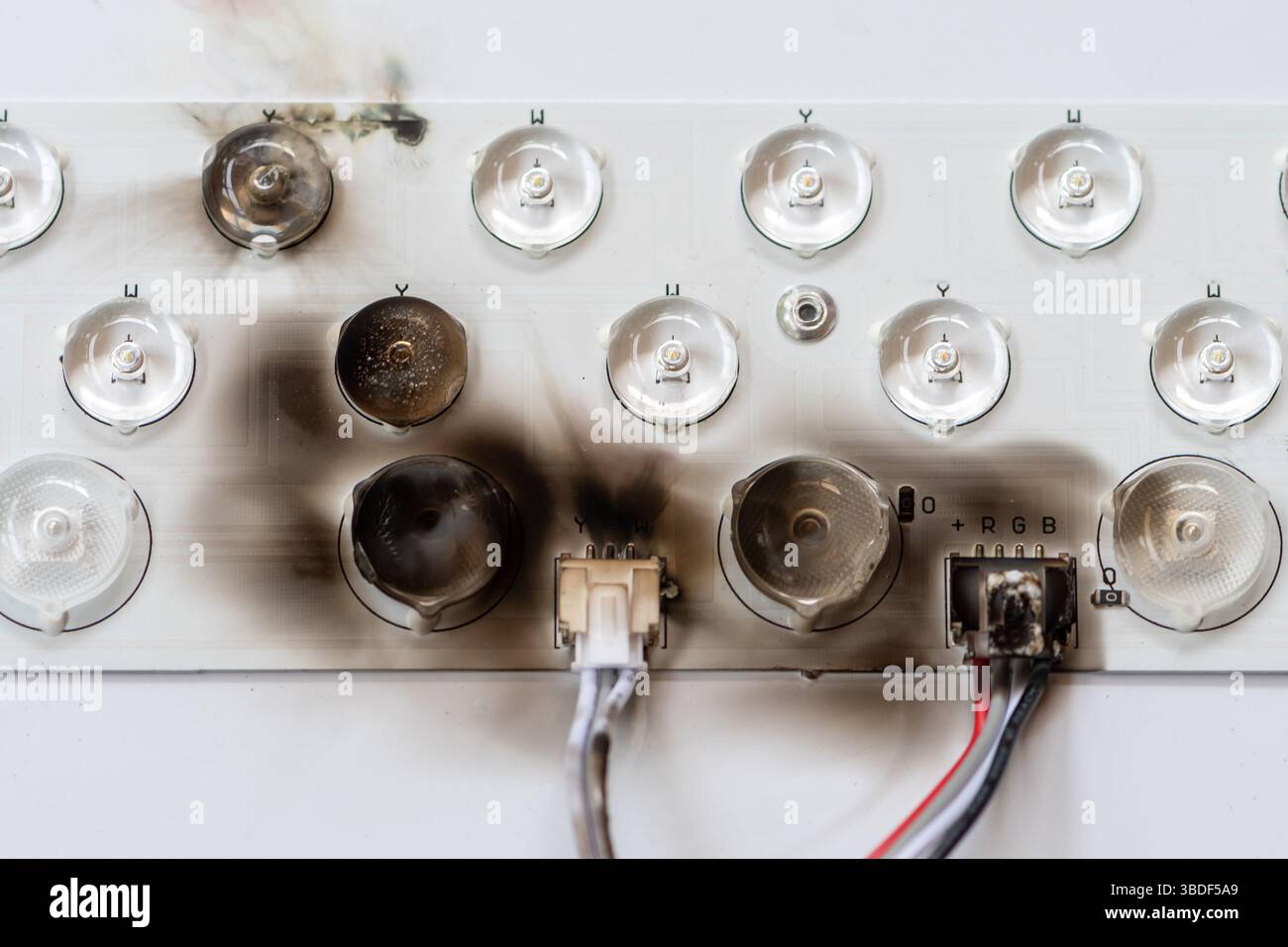 Pannello LED danneggiato con componenti fusi. Concetto: Guasti tecnici, guasti elettronici o sovraccarichi Foto Stock