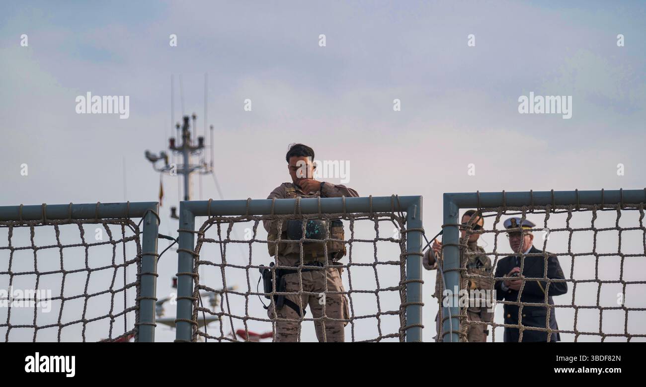 Spagna Malaga 1 28 2024 personale militare armato di guardia struttura sicura con recinzione di filo spinato sotto il cielo coperto Foto Stock
