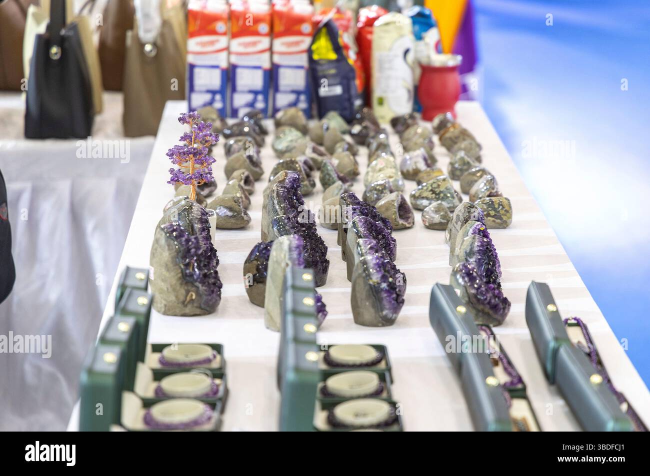 (250524) -- CHONGQING, 24 maggio 2025 (Xinhua) -- i prodotti Gemstone sono illustrati nel padiglione nazionale dell'Uruguay durante la settima fiera internazionale per gli investimenti e il commercio della Cina occidentale nella municipalità di Chongqing, 23 maggio 2025. Alla 7a Fiera Internazionale per gli investimenti e il commercio della Cina Occidentale a Chongqing, il padiglione nazionale dell'Uruguay è diventato una calamita per la folla con la sua incredibile esposizione di pietre preziose di ametista viola profondo, attirando curiosi curiosi desiderosi di saperne di più.PER ANDARE CON "Economic Watch: I prodotti uruguaiani guadagnano terreno nella Cina occidentale via terra-mare Foto Stock