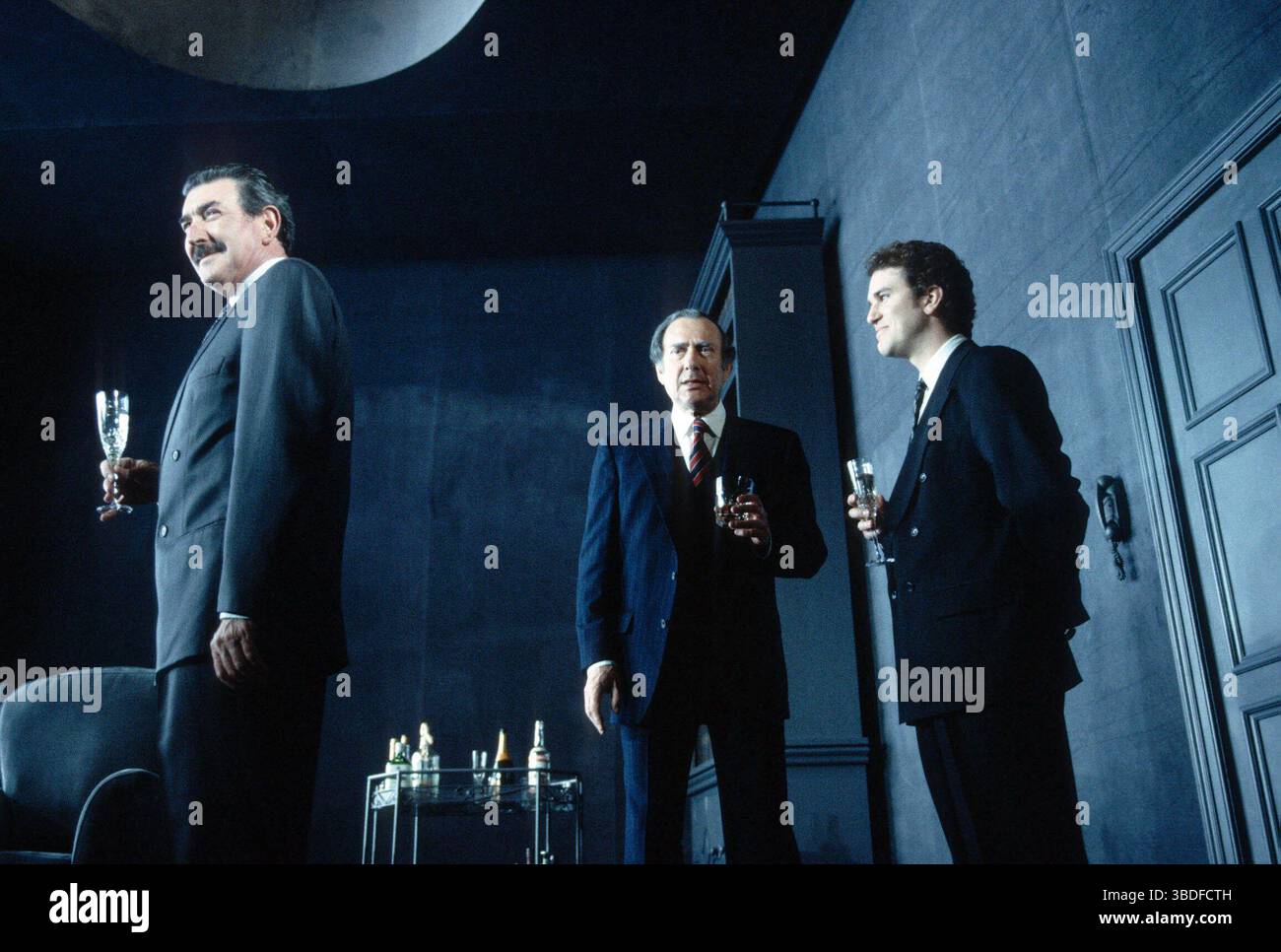 l-r: Gawn Grainger (Briggs), Harold Pinter (Hirst), Douglas Hodge (Foster) in NO MAN'S LAND di Harold Pinter al Comedy Theatre, Londra SW1 02/1993 An Almeida Theatre Production Director: David Leveaux Foto Stock