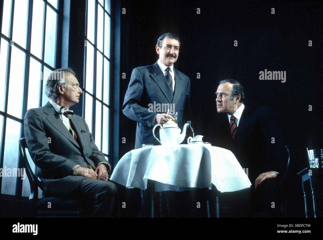 l-r: Paul Eddington (Spooner), Gawn Grainger (Briggs), Harold Pinter (Hirst) in NO MAN'S LAND di Harold Pinter al Comedy Theatre, Londra SW1 02/1993 An Almeida Theatre Production Director: David Leveaux Foto Stock