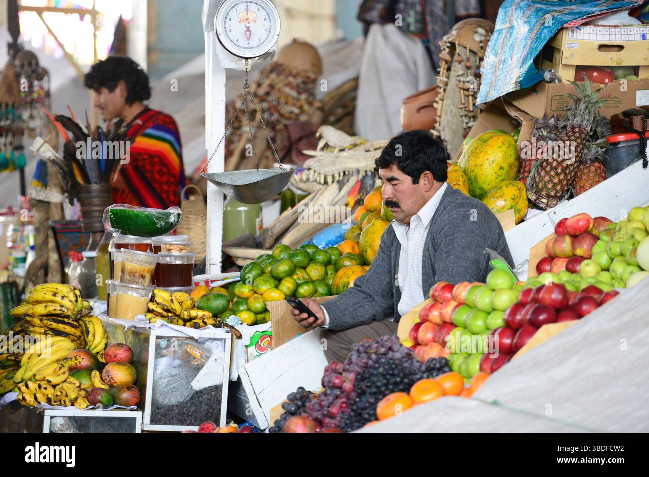 Uomo peruviano che vende frutta al mercato di Cusco, Perù, Sud America Foto Stock