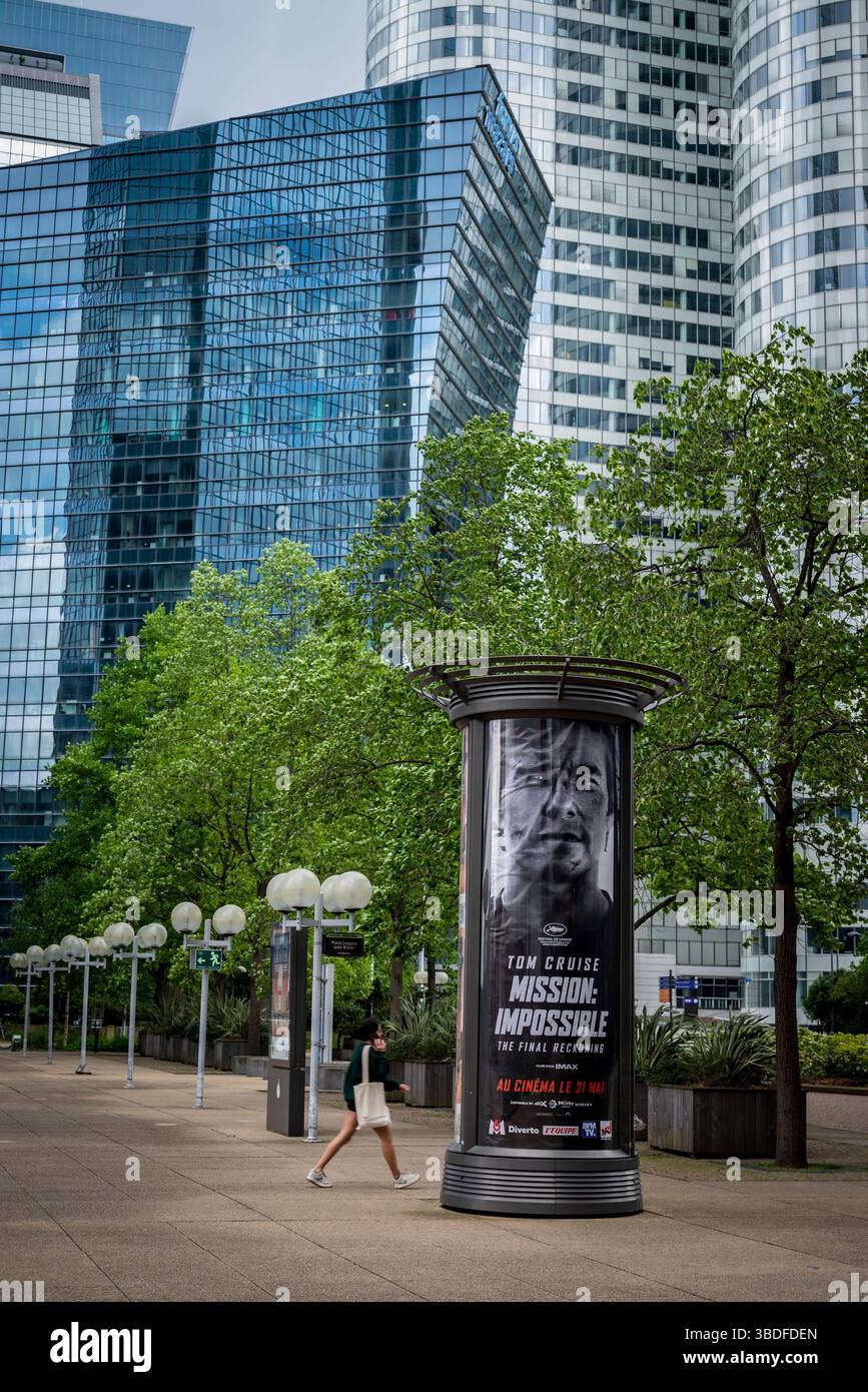 Colonna Morris - una tradizionale colonna pubblicitaria rotonda in Place Henri Regnault a la Défense, un importante quartiere degli affari della Parigi metropolitana francese Foto Stock