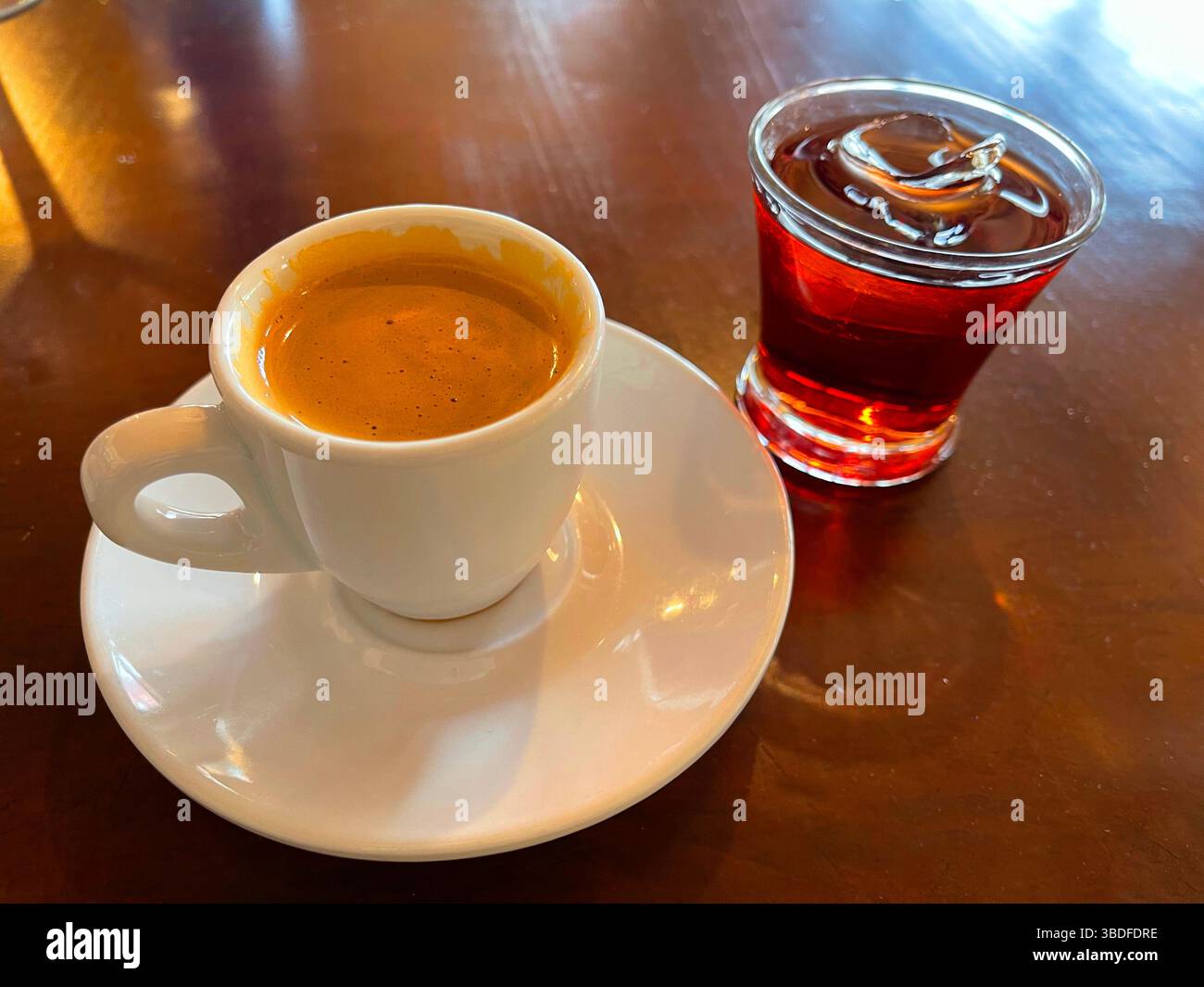 Tazza di caffè e bicchiere di liquore. Foto Stock