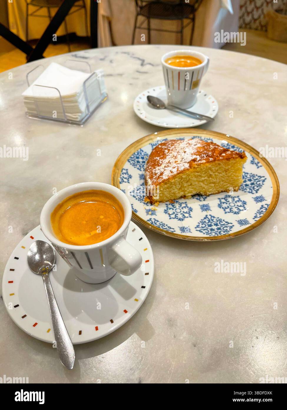 Due tazze di caffè con torta. Foto Stock