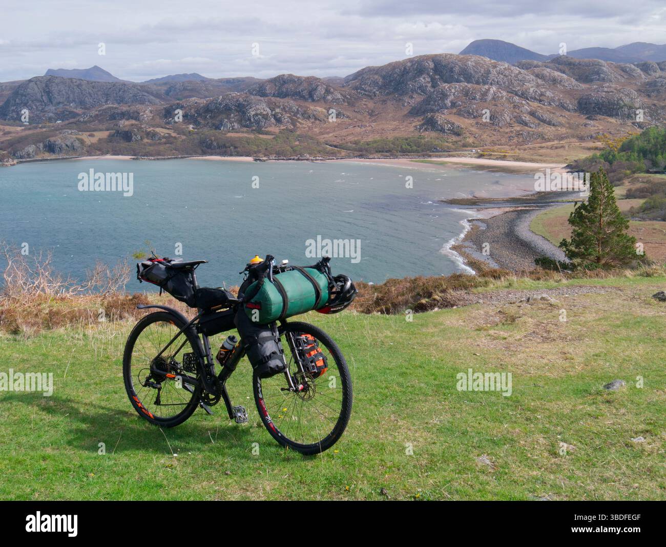 Pedalando sulla costa nord 500 a Gruinard, Wester Ross Foto Stock