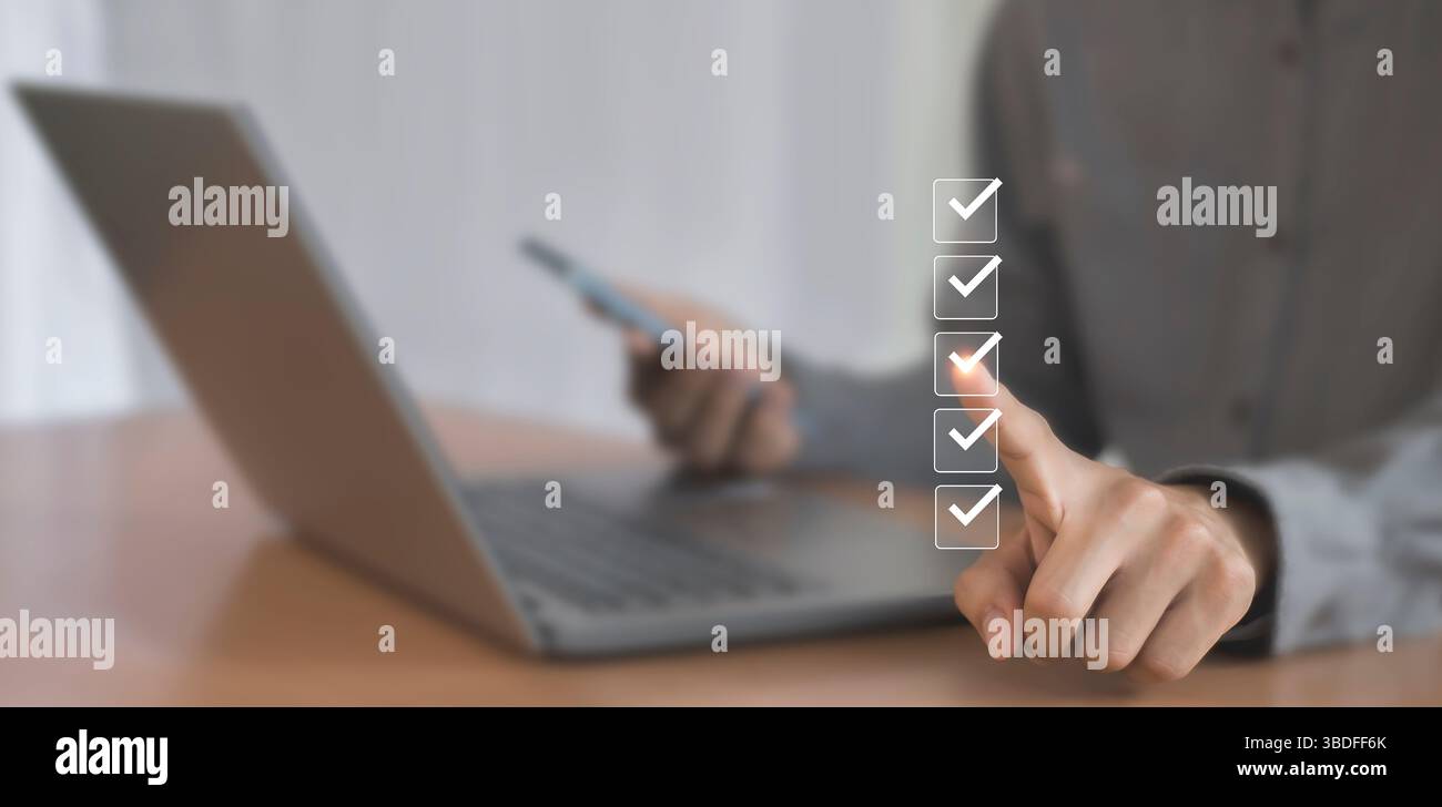 Informazioni sulla lista di controllo. L'uomo d'affari sta contrassegnando le caselle di controllo. Foto Stock