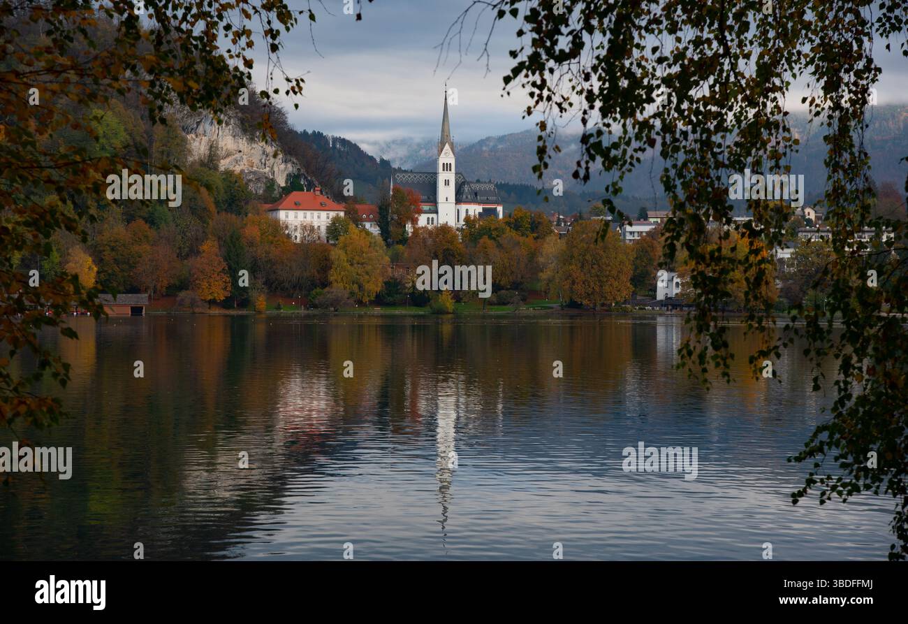 Vista panoramica del lago con st. La chiesa parrocchiale di Martin e il colorato fogliame autunnale di Bled, slovenia Foto Stock