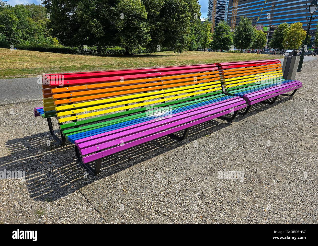 Panchina colorata in un parco dell'aia, paesi bassi Foto Stock