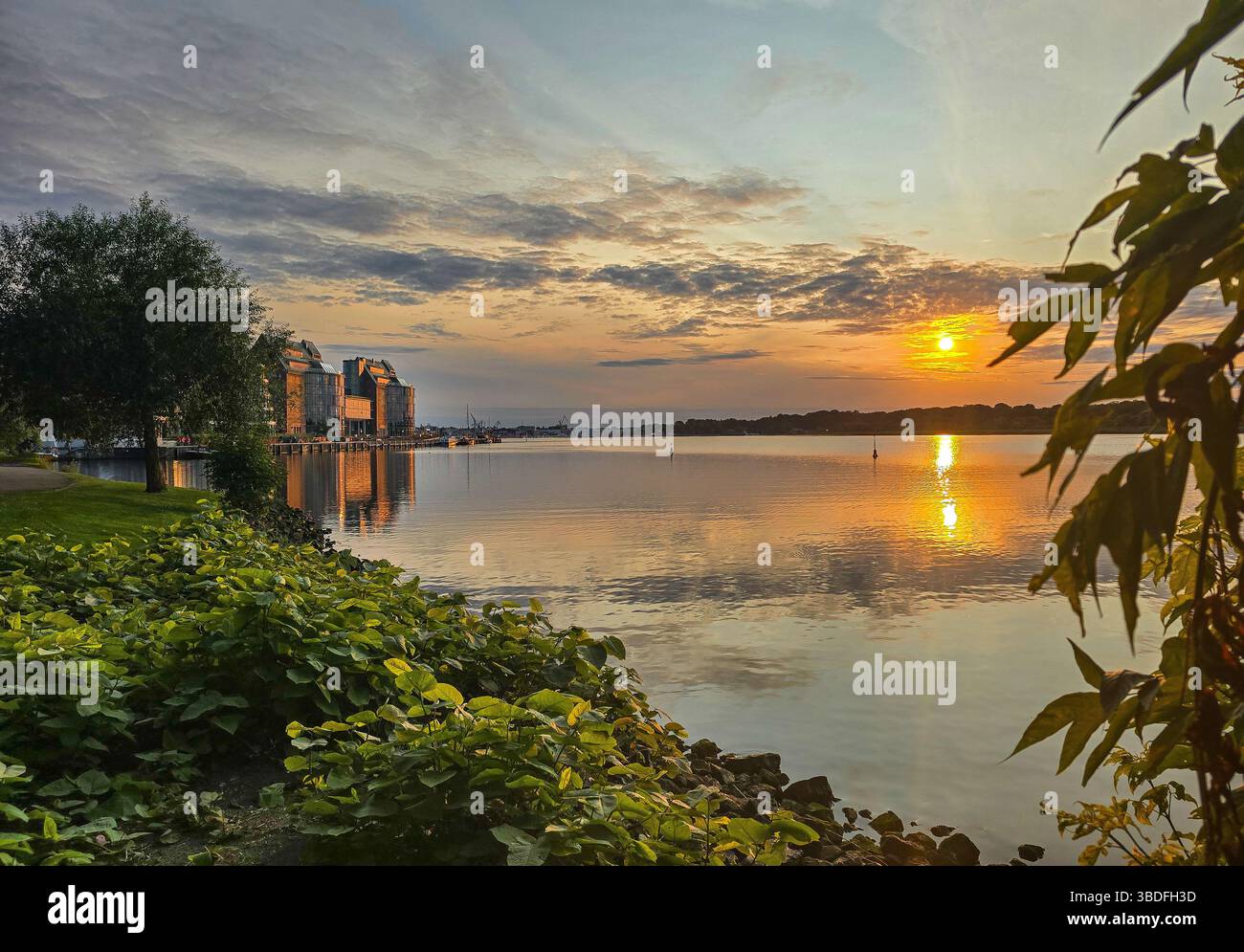 tramonto sul fiume warnow a rostock, germania Foto Stock