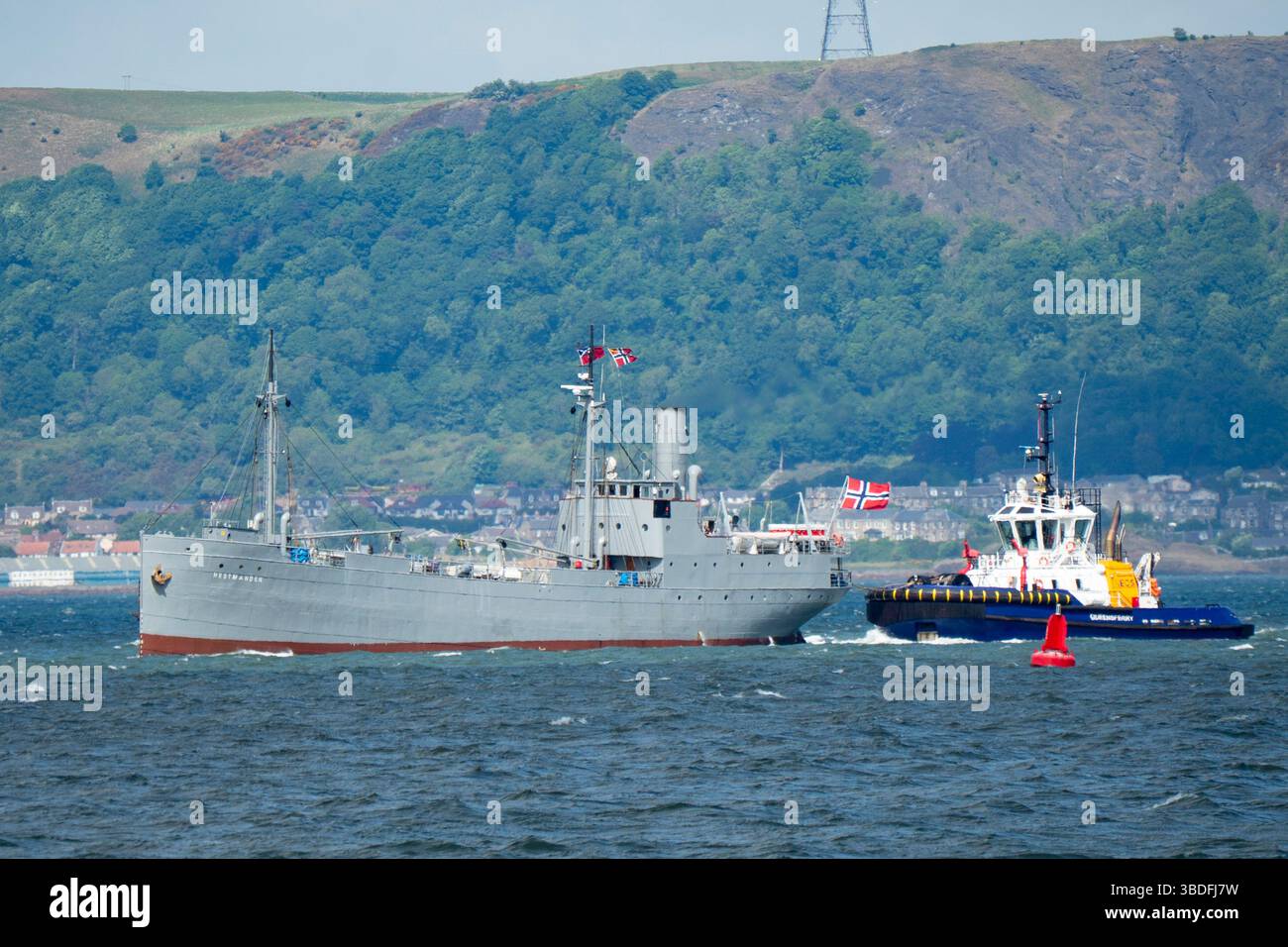 Leith, Edimburgo, Scozia, Regno Unito. 24 maggio 2025. La storica nave norvegese S/S Hestmanden arriva oggi al porto di Leith. La nave mercantile da carico di 114 anni, l'unica nave da carico conservata ad aver navigato in convogli durante la prima e la seconda guerra mondiale, sarà ormeggiata a Leith e aperta al pubblico. Soprannominata “la nave fortunata” per i convogli sopravvissuti in tempo di guerra in due conflitti globali, la Hestmanden è l’unica nave rimasta degli oltre 1.000 che hanno costituito la flotta di Nortraship durante la seconda guerra mondiale. Iain Masterton/Alamy Live News Foto Stock