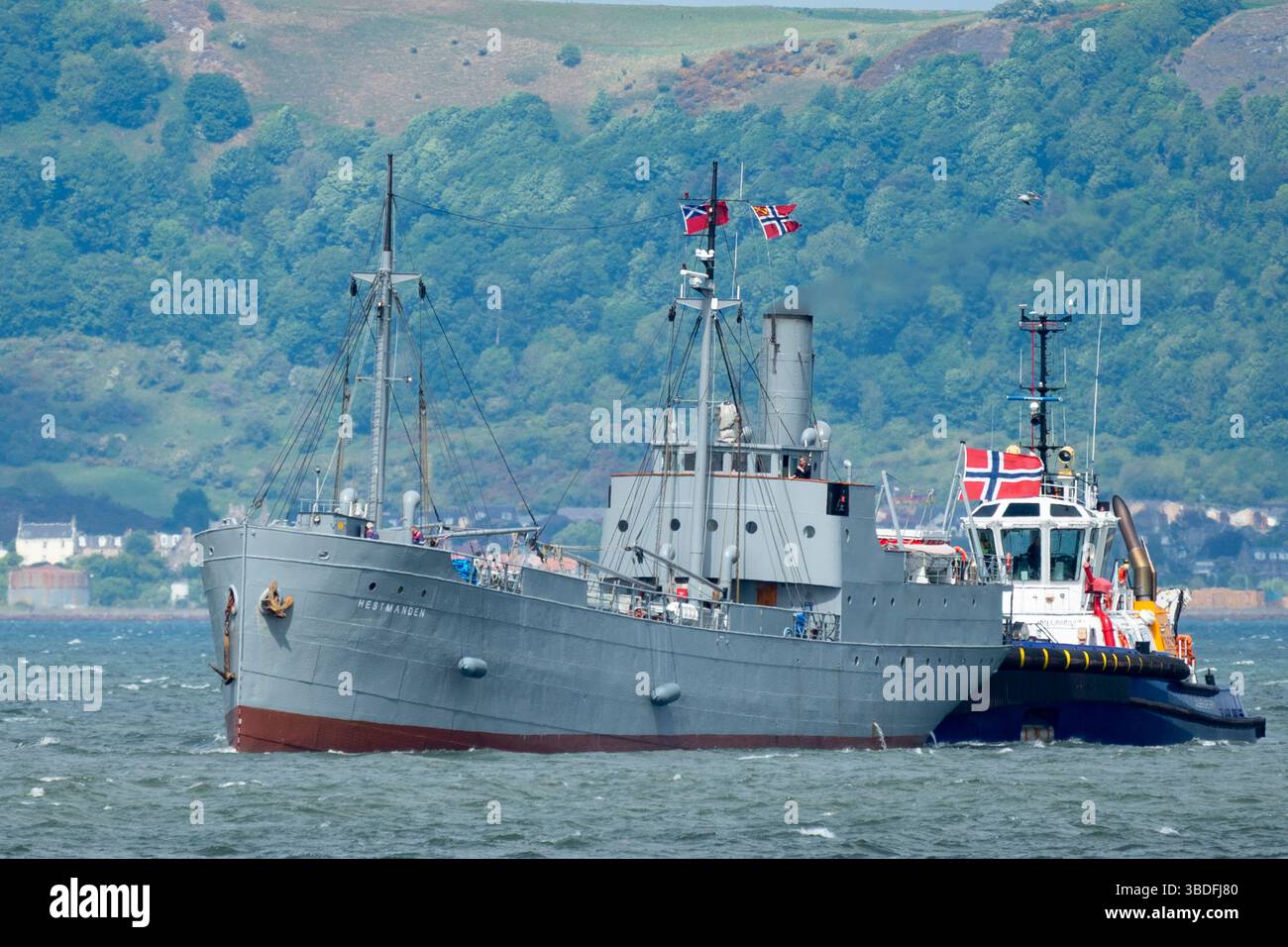Leith, Edimburgo, Scozia, Regno Unito. 24 maggio 2025. La storica nave norvegese S/S Hestmanden arriva oggi al porto di Leith. La nave mercantile da carico di 114 anni, l'unica nave da carico conservata ad aver navigato in convogli durante la prima e la seconda guerra mondiale, sarà ormeggiata a Leith e aperta al pubblico. Soprannominata “la nave fortunata” per i convogli sopravvissuti in tempo di guerra in due conflitti globali, la Hestmanden è l’unica nave rimasta degli oltre 1.000 che hanno costituito la flotta di Nortraship durante la seconda guerra mondiale. Iain Masterton/Alamy Live News Foto Stock