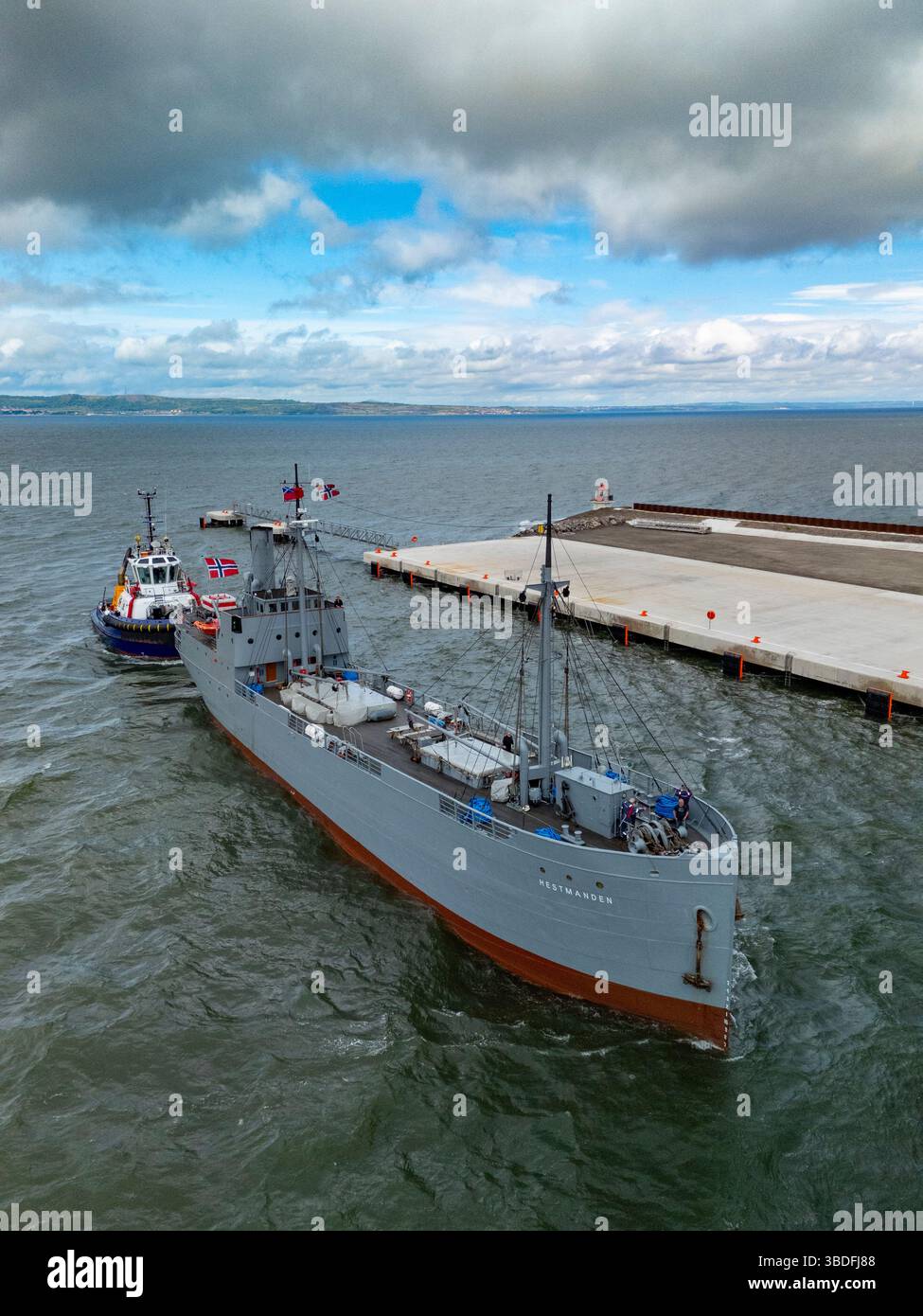 Leith, Edimburgo, Scozia, Regno Unito. 24 maggio 2025. La storica nave norvegese S/S Hestmanden arriva oggi al porto di Leith. La nave mercantile da carico di 114 anni, l'unica nave da carico conservata ad aver navigato in convogli durante la prima e la seconda guerra mondiale, sarà ormeggiata a Leith e aperta al pubblico. Soprannominata “la nave fortunata” per i convogli sopravvissuti in tempo di guerra in due conflitti globali, la Hestmanden è l’unica nave rimasta degli oltre 1.000 che hanno costituito la flotta di Nortraship durante la seconda guerra mondiale. Iain Masterton/Alamy Live News Foto Stock