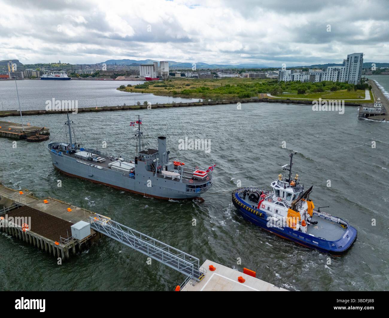 Leith, Edimburgo, Scozia, Regno Unito. 24 maggio 2025. La storica nave norvegese S/S Hestmanden arriva oggi al porto di Leith. La nave mercantile da carico di 114 anni, l'unica nave da carico conservata ad aver navigato in convogli durante la prima e la seconda guerra mondiale, sarà ormeggiata a Leith e aperta al pubblico. Soprannominata “la nave fortunata” per i convogli sopravvissuti in tempo di guerra in due conflitti globali, la Hestmanden è l’unica nave rimasta degli oltre 1.000 che hanno costituito la flotta di Nortraship durante la seconda guerra mondiale. Iain Masterton/Alamy Live News Foto Stock