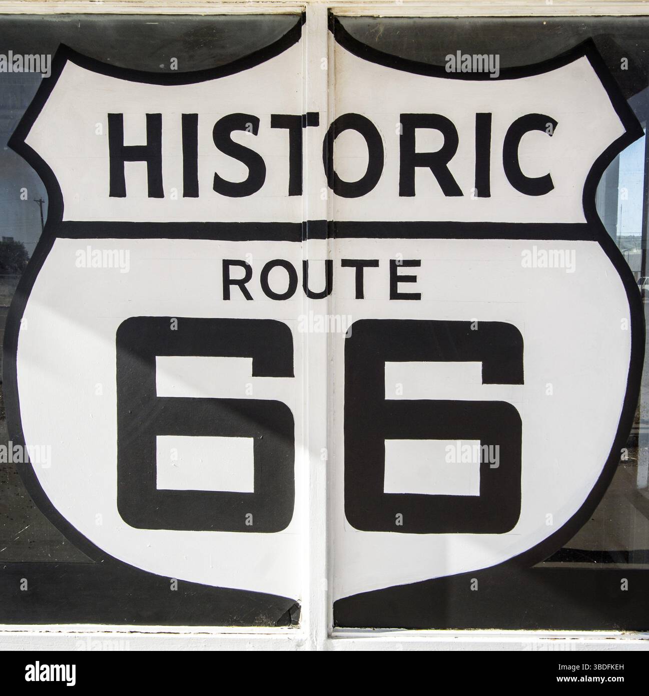 Stati Uniti - 18 luglio 2016: Simbolo gigante della Route 66 Highway cartello dipinto su una vetrina di un distributore di benzina abbandonato e defunto Foto Stock