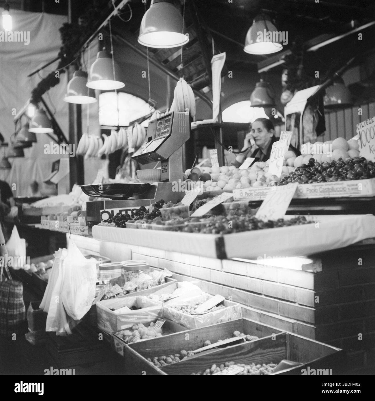 Chiosco di frutta nel mercato centrale, Firenze, Toscana, Italia Foto Stock