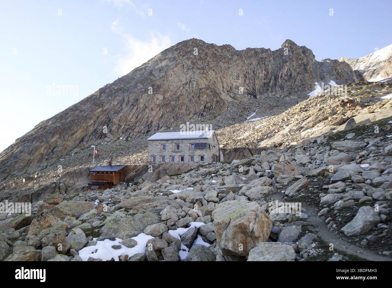 Ghiaioni rocciosi pendenza con una pietra baita di montagna ai piedi del Le Mammouth picco di montagna nelle Alpi Svizzere Foto Stock