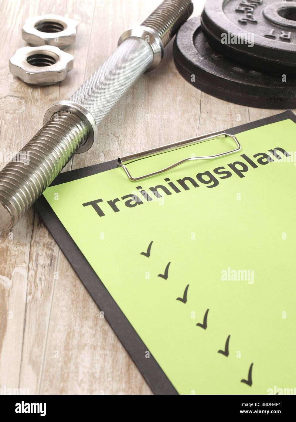 Notebook con una lettera di verde e attrezzature sportive Foto Stock
