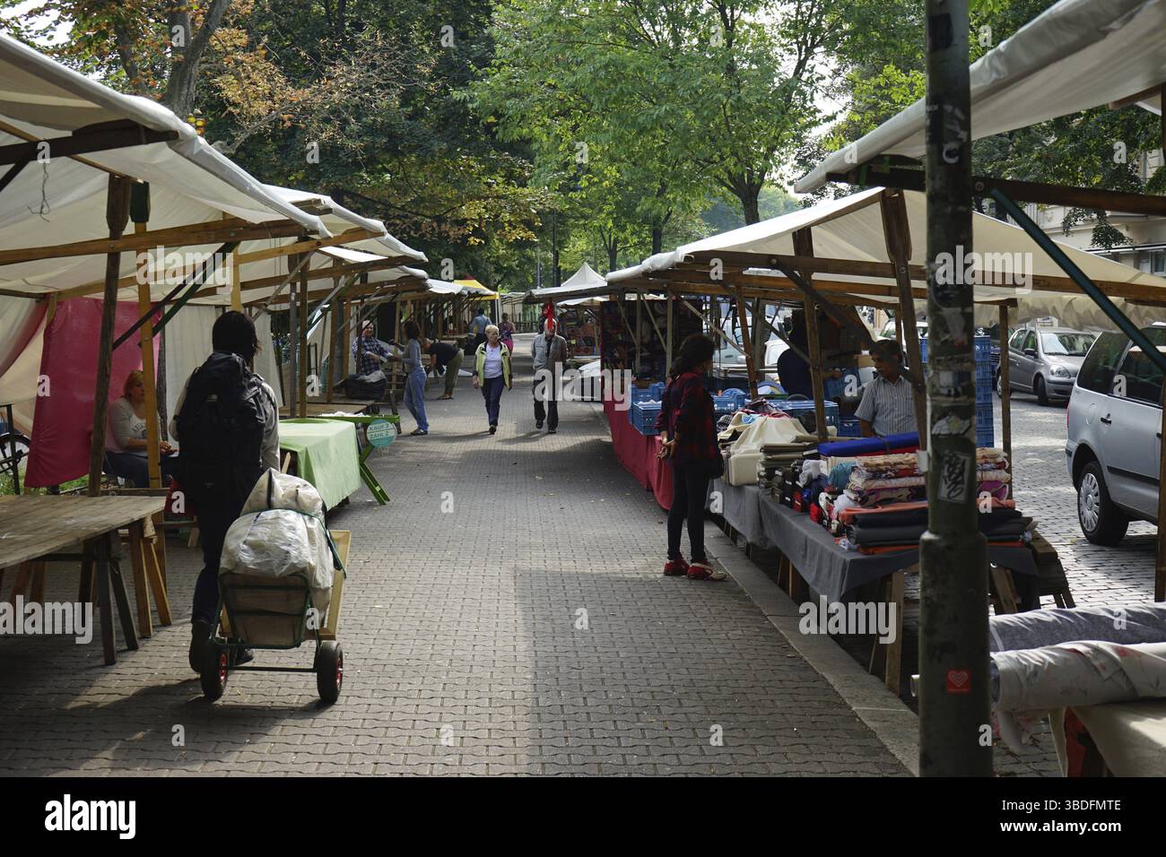 Mercato dell'abbigliamento, Kreuzberg, Berlino, Germania Foto Stock