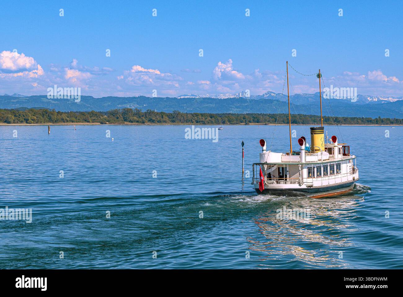 Storico battello a vapore sul lago di Costanza con vista panoramica sulle Alpi Foto Stock