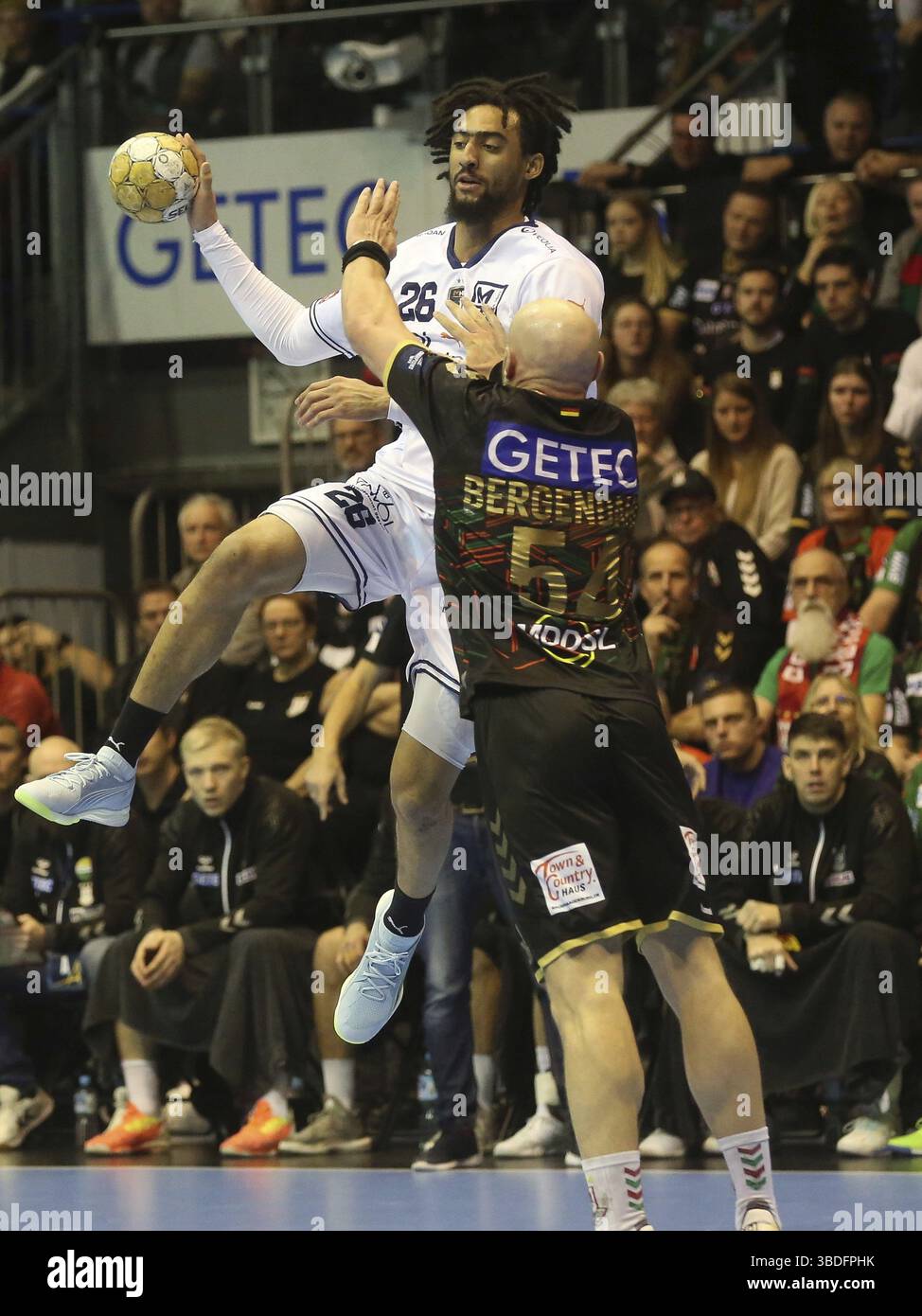 Bryan Monte (MHSC) e Oscar Bergendahl (SCM) EHF Champions League stagione 2023-24 SC Magdeburg, Montpellier HSC su 30.11.2023 Foto Stock