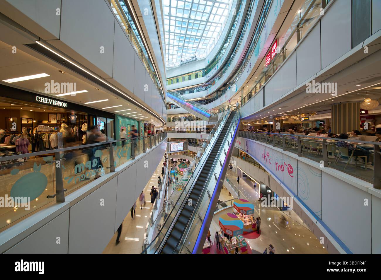 Uno sguardo all'interno dell'APM, un grande centro commerciale a Kwun Tong. Maggio 2025 Foto Stock