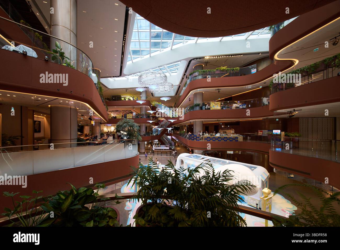 Guardando dentro Airside, un centro commerciale a Kai Tak. Maggio 2025 Foto Stock