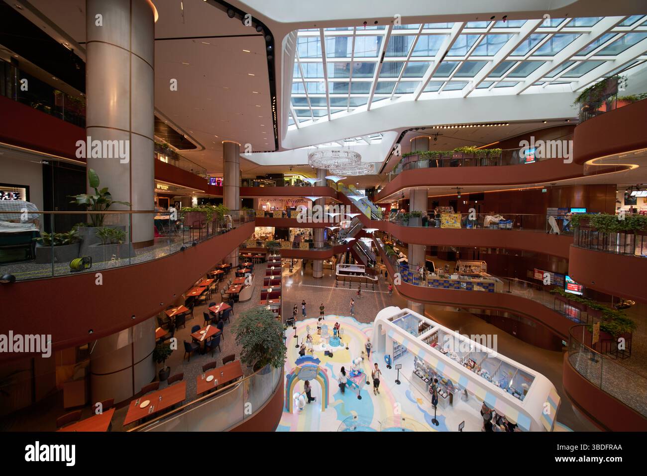 Inside Airside, un grande centro commerciale a Kai Tak. Maggio 2025 Foto Stock
