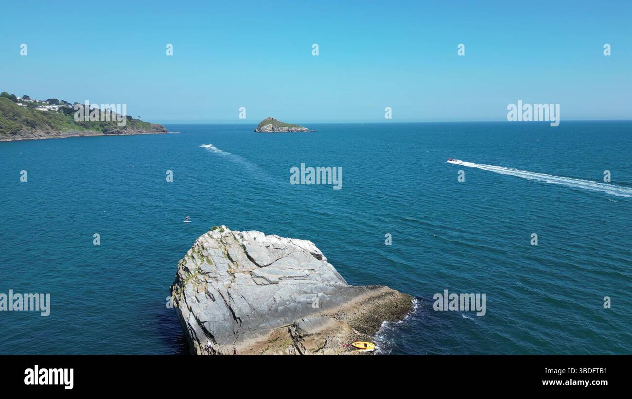 Teignmouth, Devon, Inghilterra: VISTA DEI DRONI: Una nave da carico ormeggiata sul molo e il fiume Teign che si dirige verso il suo estuario. Teignmouth è un porto molto trafficato nel Regno Unito. Foto Stock