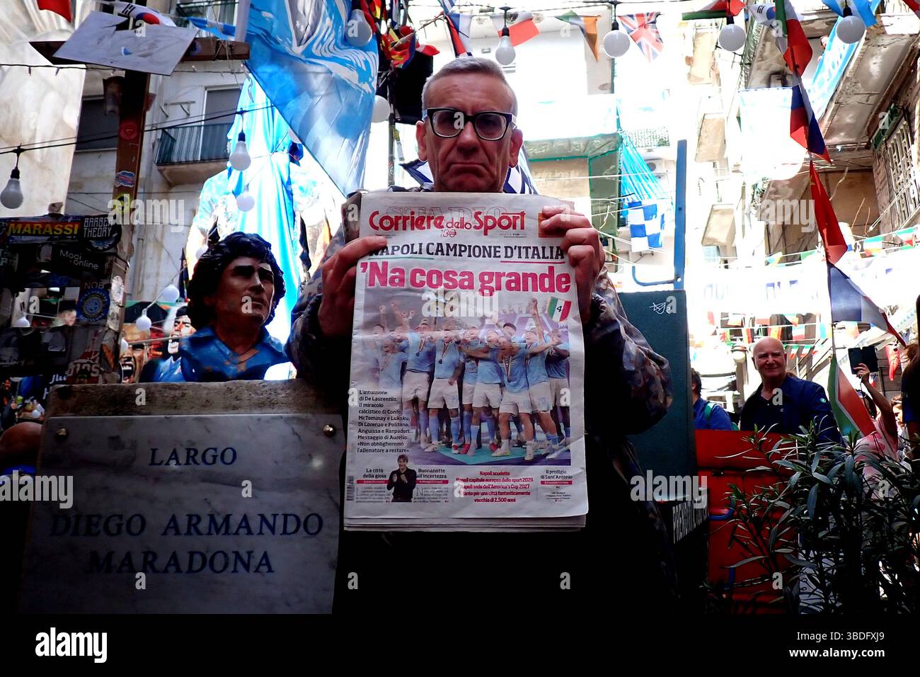 Napoli, Italia. 24 maggio 2025. Il turista tiene in mano la prima pagina del giornale che raffigura la vittoria di Napoli. Le celebrazioni di tifosi e turisti continuano in tutta la città di Napoli, per celebrare la vittoria del campionato italiano di calcio SerieA. Napoli, Italia, 24 maggio 2025. (Foto di Vincenzo Izzo/Sipa USA) credito: SIPA USA/Alamy Live News Foto Stock
