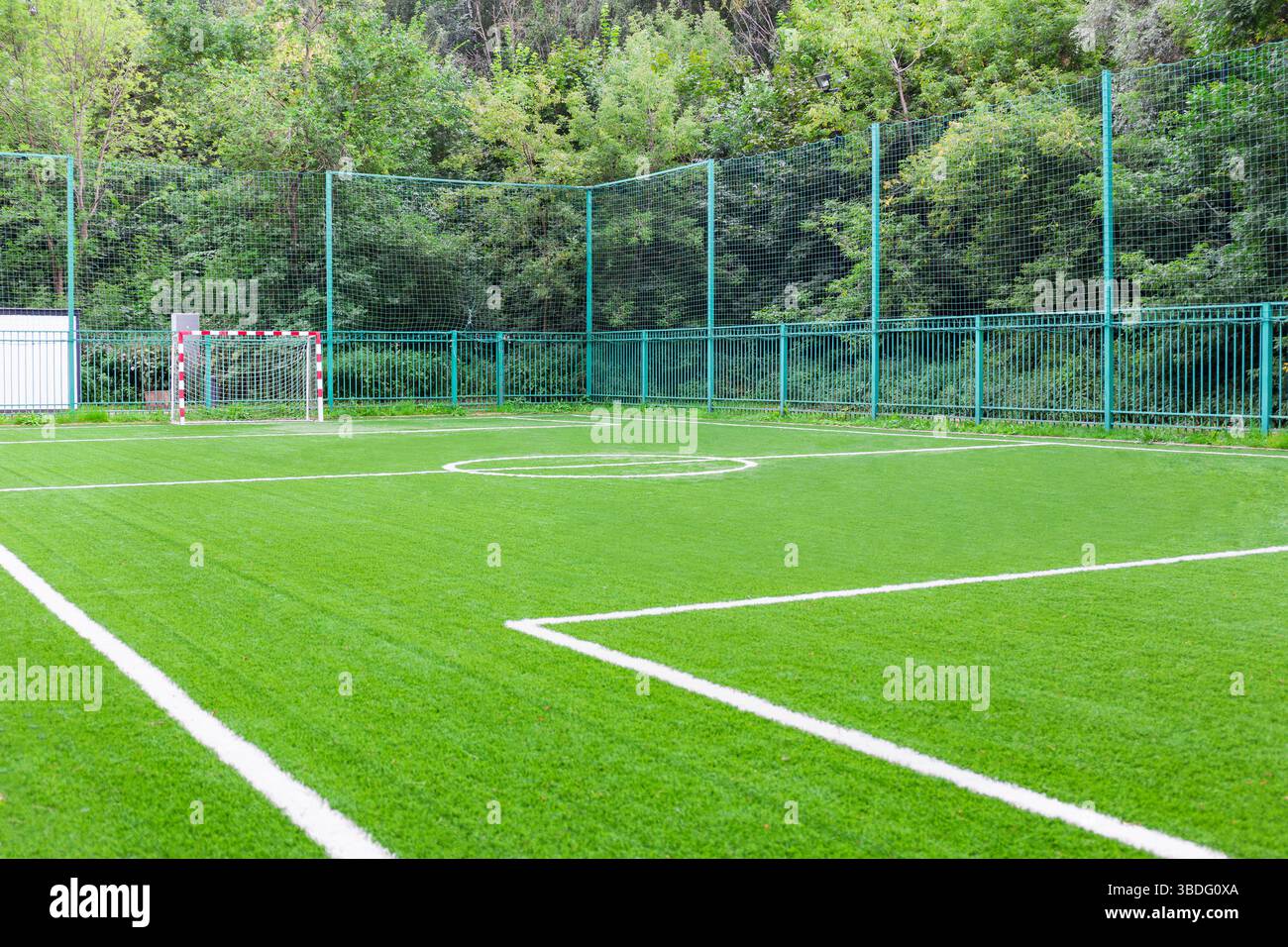 Campo da calcio o da socker appena foderato con pali metallici e recinzione ad alta sicurezza, non sono ammessi giocatori, sport giovanili e aree ricreative Foto Stock