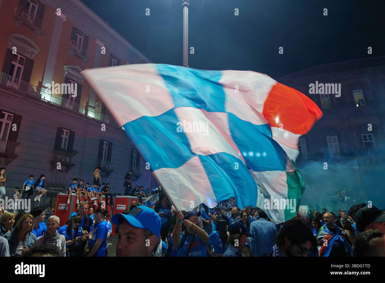 News - i tifosi del Napoli SSC celebrano la vittoria dei tifosi di serie A in città dopo che il Napoli ha sconfitto il Cagliari 2-0 per vincere il titolo di serie A il 23 maggio 2025 a Napoli, Italia. Foto: Cinzia Camela. Napoli quartiere Chiaia e Piazza Plebiscito Italia Copyright: XCinziaxCamelax/xLiveMediax LPN 1884030 Foto Stock