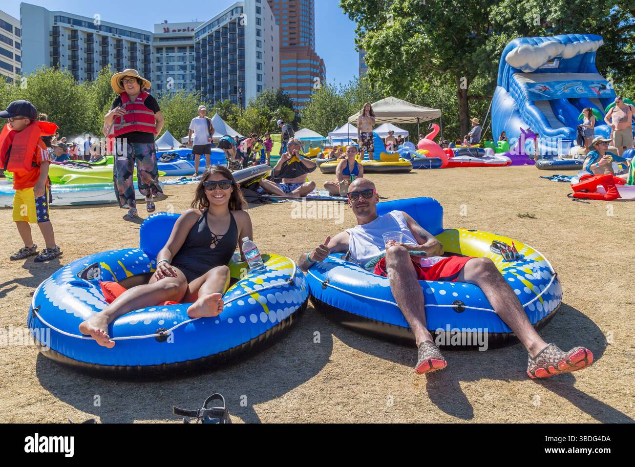 The Big Float, Portland, Oregon - 14 luglio 2018: Le persone si rilassano sui gonfiabili in un evento della comunità che promuove la conservazione del fiume e la ricreazione. Foto Stock