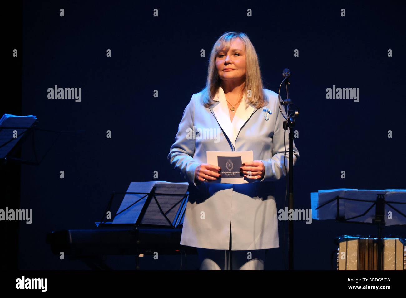 Non esclusiva: L'Ambasciatrice straordinaria e plenipotenziaria della Repubblica argentina in Ucraina Elena Leticia Teresa Mikusinski partecipa al Tango di Foto Stock